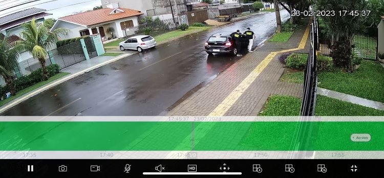 Foto dos assaltantes usando jalecos da Polícia Federal; captação da internet