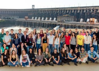 Turma de estagiários na Itaipu. Foto: Rubens Fraulini/IB