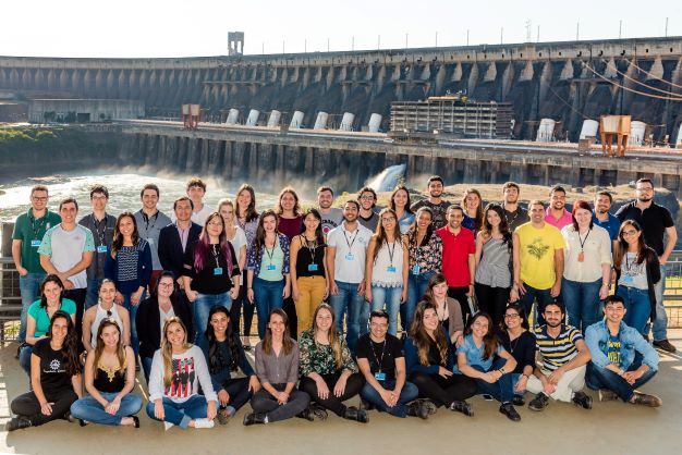 Turma de estagiários na Itaipu. Foto: Rubens Fraulini/IB