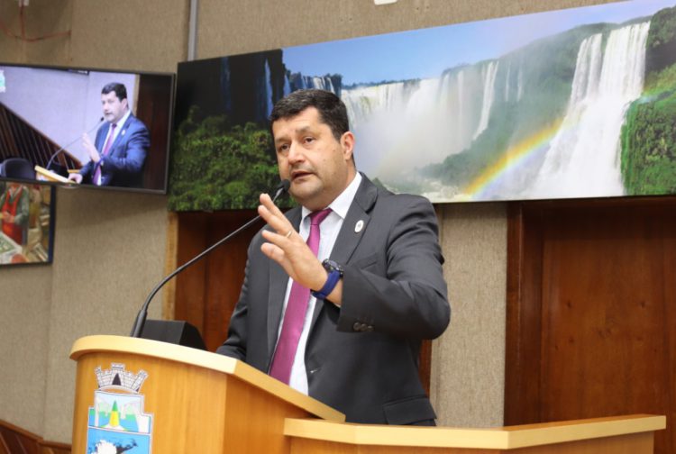 Vereador Rogério Quadros, que fez a proposta. Foto: CMFI/Divulgação