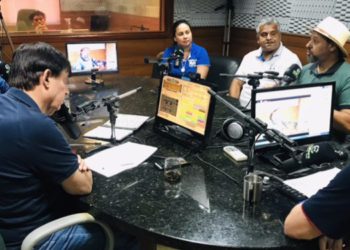 Presidente Juca Rodrigues anunciando a realização do Carnaval da Saudade na Rua Marechal Floriano, na Rádio Cultura, no dia 19 de janeiro. Foto: Rádio Cultura