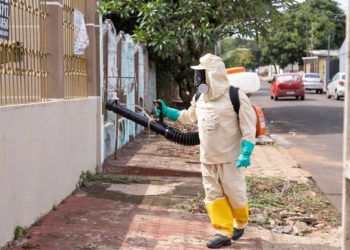 Aplicação de inseticidas em Foz começou nesta quarta-feira (15). Foto: Thiago Dutra/PMFI
