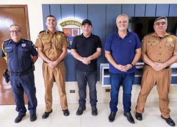 Da esquerda para a direita: o diretor da Guarda Municipal, Marcelo Yarid; tenente-coronel Marcos Aparecido de Souza, delegado Francisco Sampaio, tenente-coronel Marcos Antonio Jahnke e major Márcio Skovronski. Foto: PMFI/Divulgação