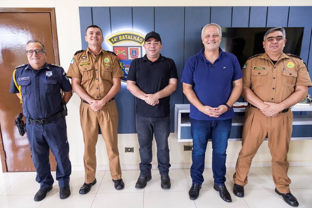 Da esquerda para a direita: o diretor da Guarda Municipal, Marcelo Yarid; tenente-coronel Marcos Aparecido de Souza, delegado Francisco Sampaio, tenente-coronel Marcos Antonio Jahnke e major Márcio Skovronski. Foto: PMFI/Divulgação