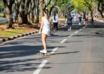 Domingo é dia de lazer na Avenida Paraná. Foto: Thiago Dutra/PMFI