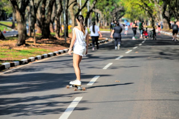 Domingo é dia de lazer na Avenida Paraná. Foto: Thiago Dutra/PMFI