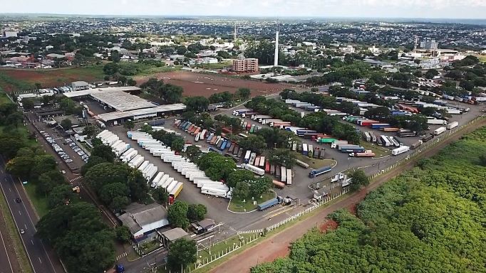 Com as restrições ocasionadas pela interrupção temporária dos serviços, alguns veículos poderão permanecer parados  nas imediações do Porto Seco até sexta-feira (1°) ou sábado (2). Foto: divulgação/RF