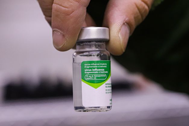 O Centro de Medicamentos do Paraná (Cemepar) recebe doses da vacina contra a Influenza.
Foto: Roberto Dziura Jr/AEN