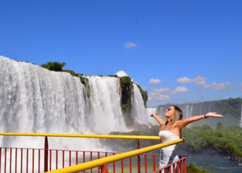Turista nas Cataratas do Iguaçu neste feriadão de Páscoa. Foto: divulgação