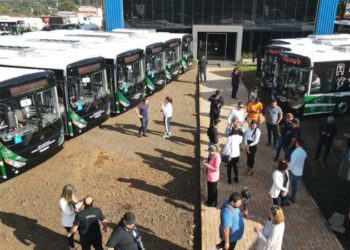 Os ônibus foram expostos para a população conhcê-los de perto. Foto: Prefeitura de CDE/Divulgação