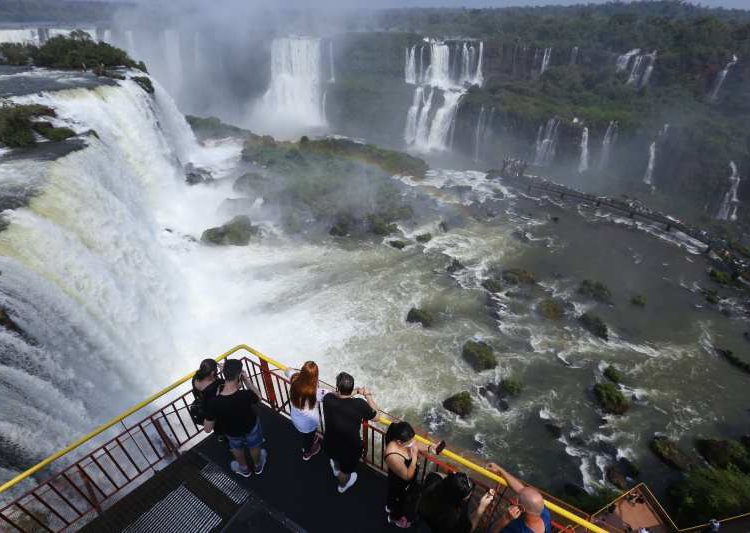 Visitantes nas Cataratas do Iguaçu em maio. Foto: Nilton Rolin/divulação