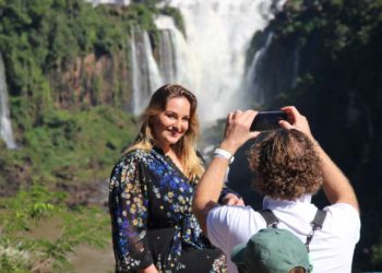 Turista nas Cataratas do Iguaçu. Foto: divulgação