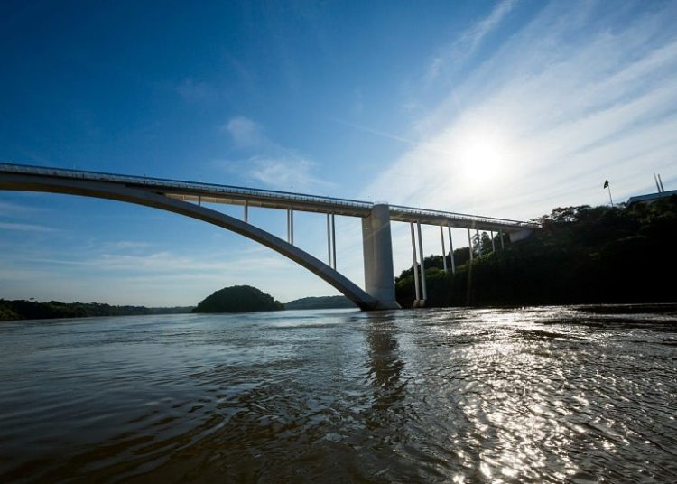 Ponte da Amizade tendo ao fundo a Ilha Acaray. Foto: Alexandre Marchetti/IB