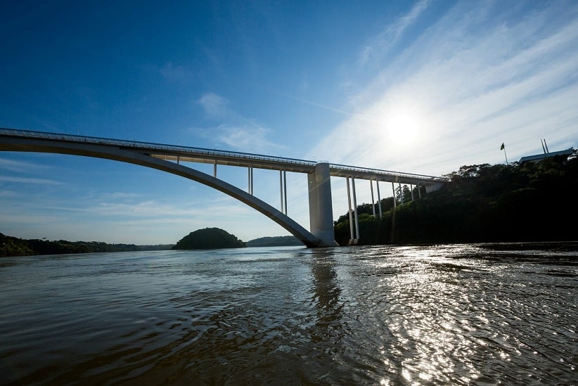 Ponte da Amizade tendo ao fundo a Ilha Acaray. Foto: Alexandre Marchetti/IB