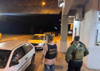 Fiscalização da PF na Ponte Tancredo Neves, na sexta-feira (02) à noite. Foto: Comunicação Social da Polícia Federal em Foz do Iguaçu/PR