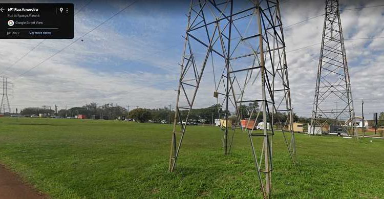 Linhão de transmissão de energia tendo ao fundo a Concha Acústica do Gramadão da Vila A, onde será realizada a Fartal. Foto: captação do Google Maps