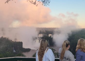 Turistas apreciam o nascer do sol nas Cataratas do Iguaçu. Foto: divulgação
