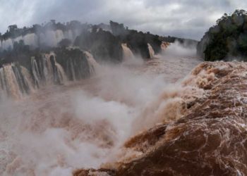 Cataratas do Iguaçu com vazão de 9 milhões de litros por segundo. Foto: Nilmar Fernando #FotoEquipeCataratas