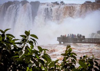 Visitantes nas Cataratas do Iguaçu. Foto ilustrativa: divulgação