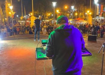 Na Praça San Martín estão sendo realizadas apresentações de danças folclórica, música e teatro, com a participação de artistas locais e regionais. (Foto: LaVozDeCataratas/Reprodução)