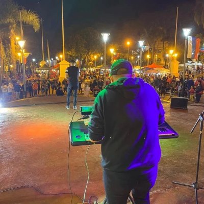 Na Praça San Martín estão sendo realizadas apresentações de danças folclórica, música e teatro, com a participação de artistas locais e regionais. (Foto: LaVozDeCataratas/Reprodução)