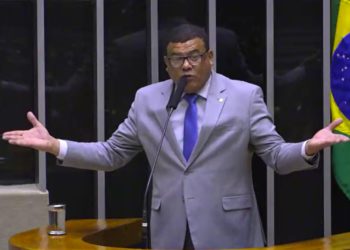 Luciano Alves denunciando o prefeito de Foz do Iguaçu, Chico Brasileiro. Foto: captura de vídeo.