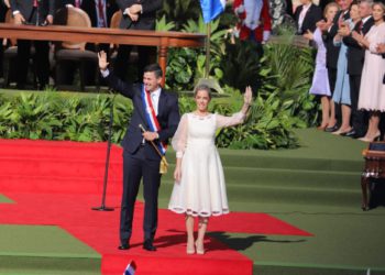 O Presidente e a Primeira Dama se cumprimentam após o juramento protocolar. Foto: Agência IP.