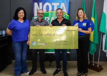 40º milionário da história do Nota Paraná recebe cheque simbólico em Cambé -
Foto: Prefeitura de Cambé