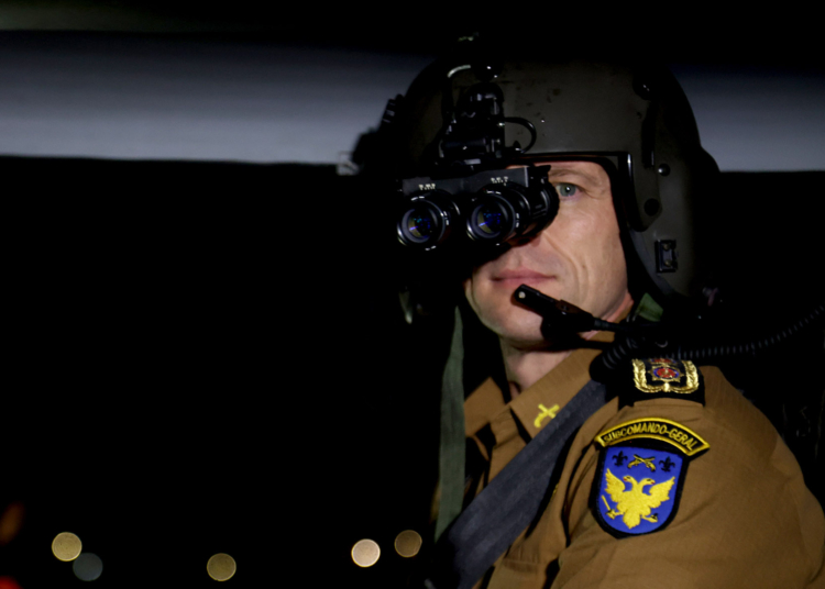 As aeronaves contam com painel dianteiro adaptado para operação com óculos de visão noturna (OVN). Foto: Gilson Abreu/AEN