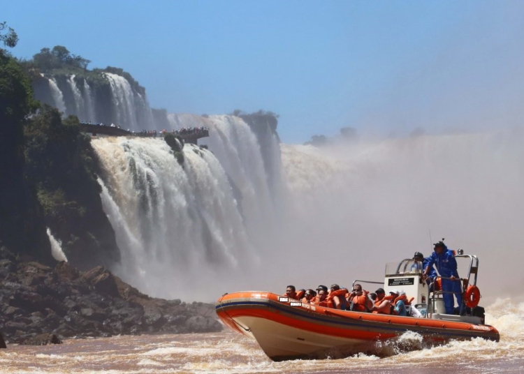 Passeio de barco até as Cataratas do Iguaçu. Foto: divulgação