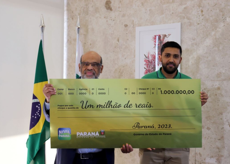 O cheque simbólico do prêmio foi entregue na terça-feira (12), em Curitiba, pelo secretário estadual da Fazenda, Renê Garcia Júnior (à esquerda) na foto. Foto: Luiz G. Mazza Neto/Sefa-PR
