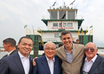 Presidente do Paraguai (de jaqueta bege) com os responsáveis pela construção da embarcação. Foto: Agência IP