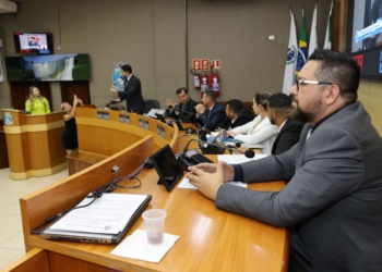 Morales, no primeiro plano, em sessão plenária da Câmara de Vereadores. Foto: Christian Rizzi/Divulgação