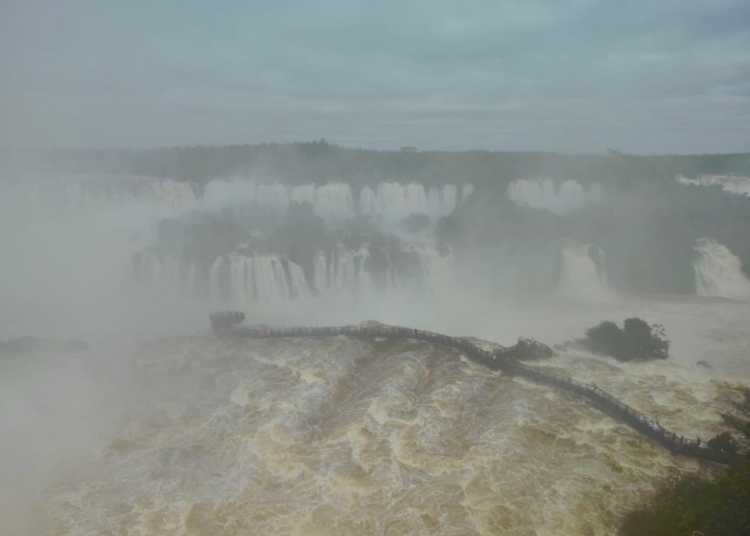 Cataratas do Iguaçu com vazão de 13,7 milhões de litros por segundo. Foto: Nilmar Fernando - @fotoequipecataratas #FotoEquipeCataratas