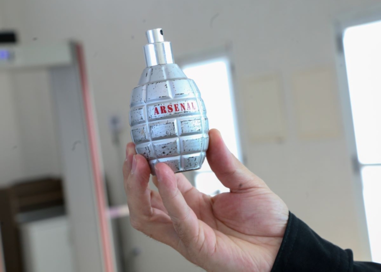 Frasco de perfume em formato de granada. Simulacros estão entre os materiais mais apreendidos no aeroporto. Foto: divulgação