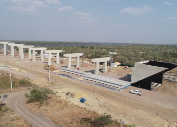 Trinta vigas da superestrutura da ponte já chegaram ao canteiro de obras e começaram a ser montadas este mês. Fotos: IB/Paraguai