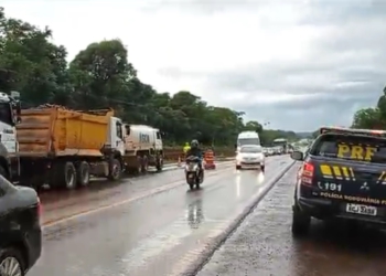 Desmoronamento de asfalto causou a interdição. Foto: captura de vídeo.