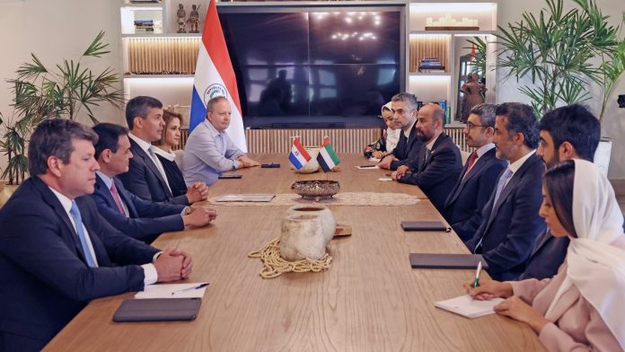 Presidente do Paraguai se reuniu com a delegação dos Emirados Árabes no dia 1º de outubro; Foto: Agência IP