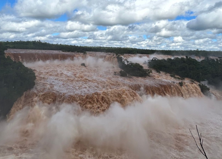 Cataratas do Iguaçu com vazão de 17 milhões de litros por segundo neste sábado (04). Foto: Leonel Alves/Divulgação
