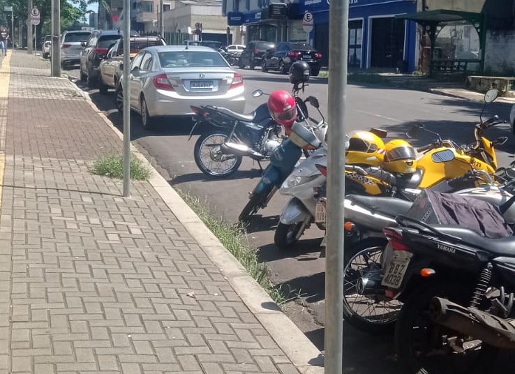 Motos ocupam estacionamentos destinados a carros no centro de Foz. Foto: leitor