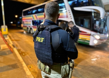 PRF fiscalizando ônibus de torcedores argentinos que entraram no Brasil por Foz do Iguaçu. 
Foto: divulgação