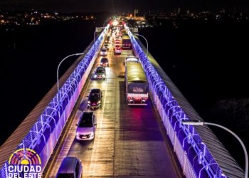 Remover termo: Ponte da Amizade iluminada do lado paraguaio. Fpto Ponte da Amizade iluminada do lado paraguaio. Fotos: Prefeitura de Ciudad del Este.