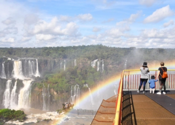 Turistas aproveitam nas Cataratas do Iguaçu. Foto: NIlmar Fernando/Urbia
