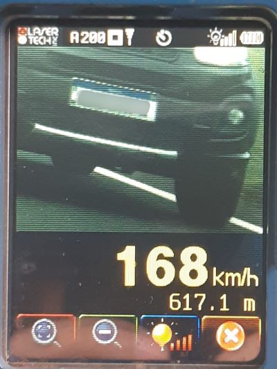 Um veículo Fiat Uno foi registrado circulando a mais de 168 km/h, em um local onde o limite é de 110 km/h. Foto: Divulgação/PRF