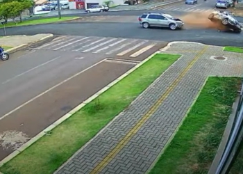 Carro se envolver em acidente no centro de Medianeira. Foto: reprodução de vídeo