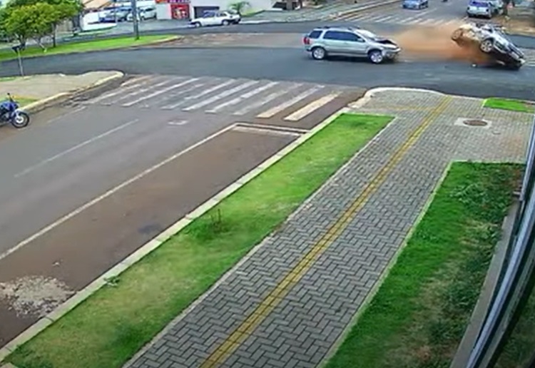 Carro se envolver em acidente no centro de Medianeira. Foto: reprodução de vídeo