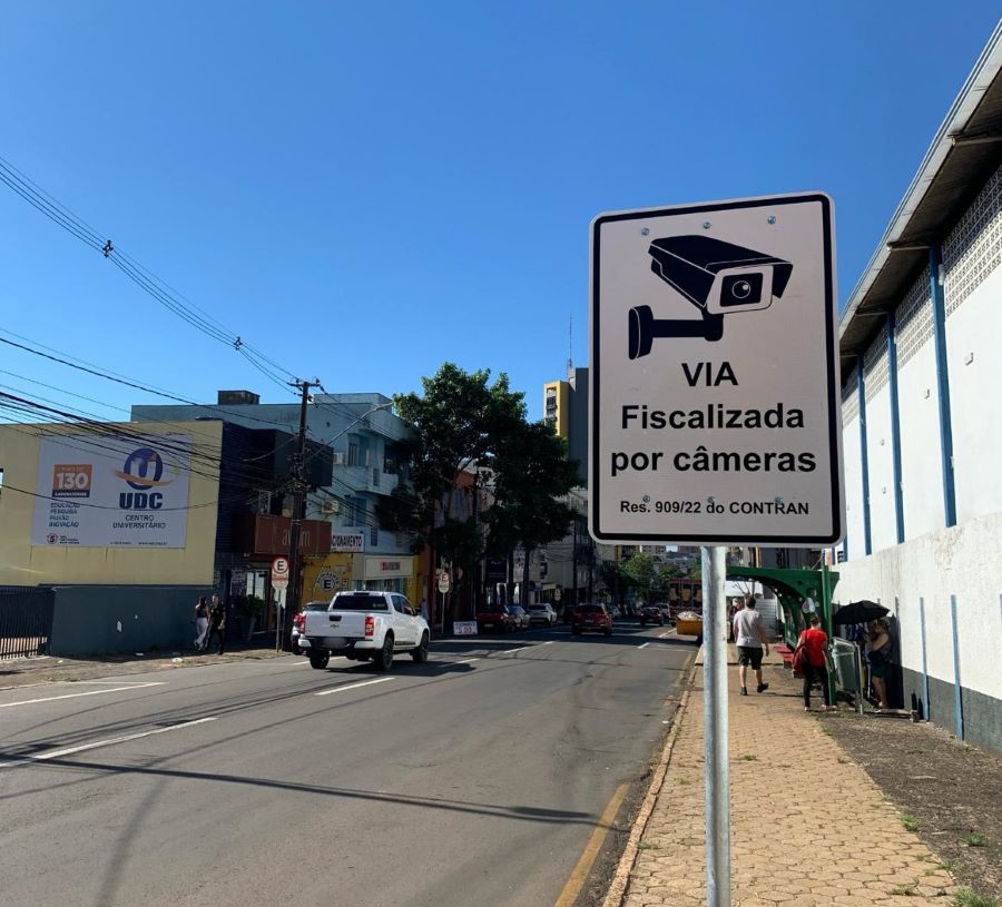 Sinalização começou a ser instalada nas principais vias da cidade. Foto: PMFI