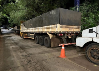 Caminhões apreendidos com pneus novos comprados no Paraguai. Foto: divulgação