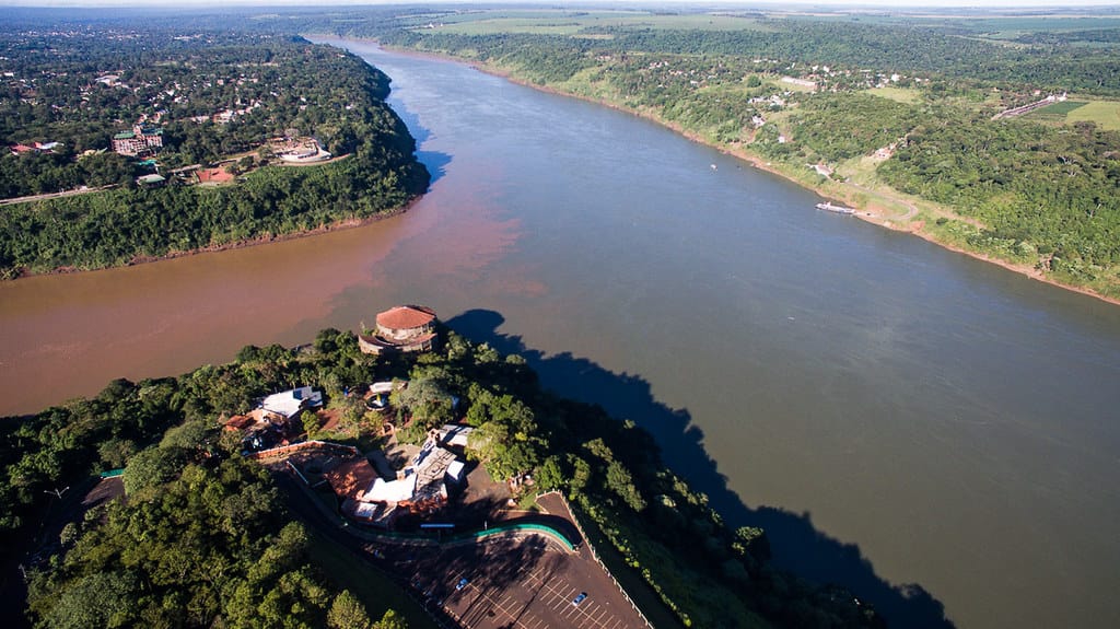 Encontro das águas na Tríplice Fronteira: Rio Iguaçu (à esquerda) e Rio Paraná. Foto: Wemerson Augusto