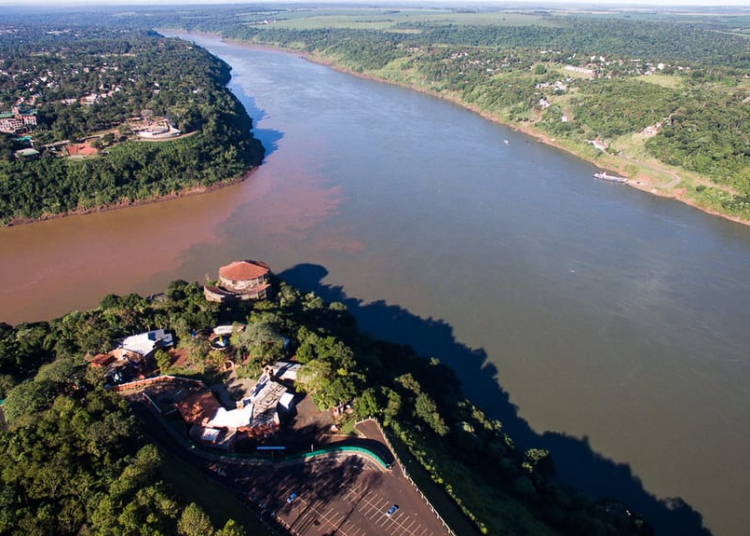 Encontro das águas: Rio Iguaçu (à esquerda) e Rio Paraná. Foto: Wemerson Augusto